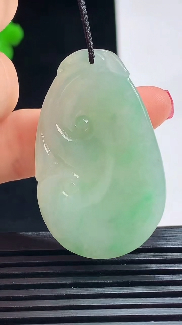 天然A货翡翠如意吊坠，尺寸39.5-25-5.8 重量:11.35g
7月17日