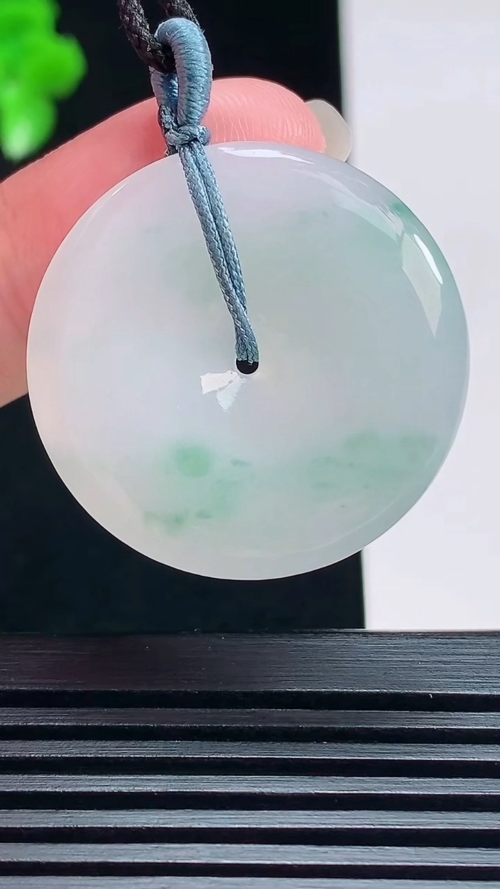 天然A货翡翠平安扣吊坠，尺寸29.5-5 重量:9.00g
7月17日