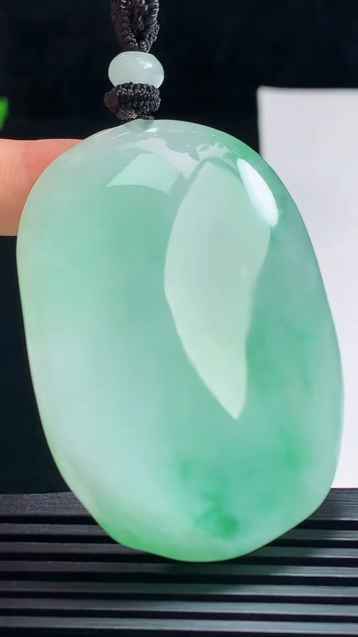 天然A货翡翠大日如来佛吊坠，尺寸53-39.2-9.8 重量:40.36g
7月17日