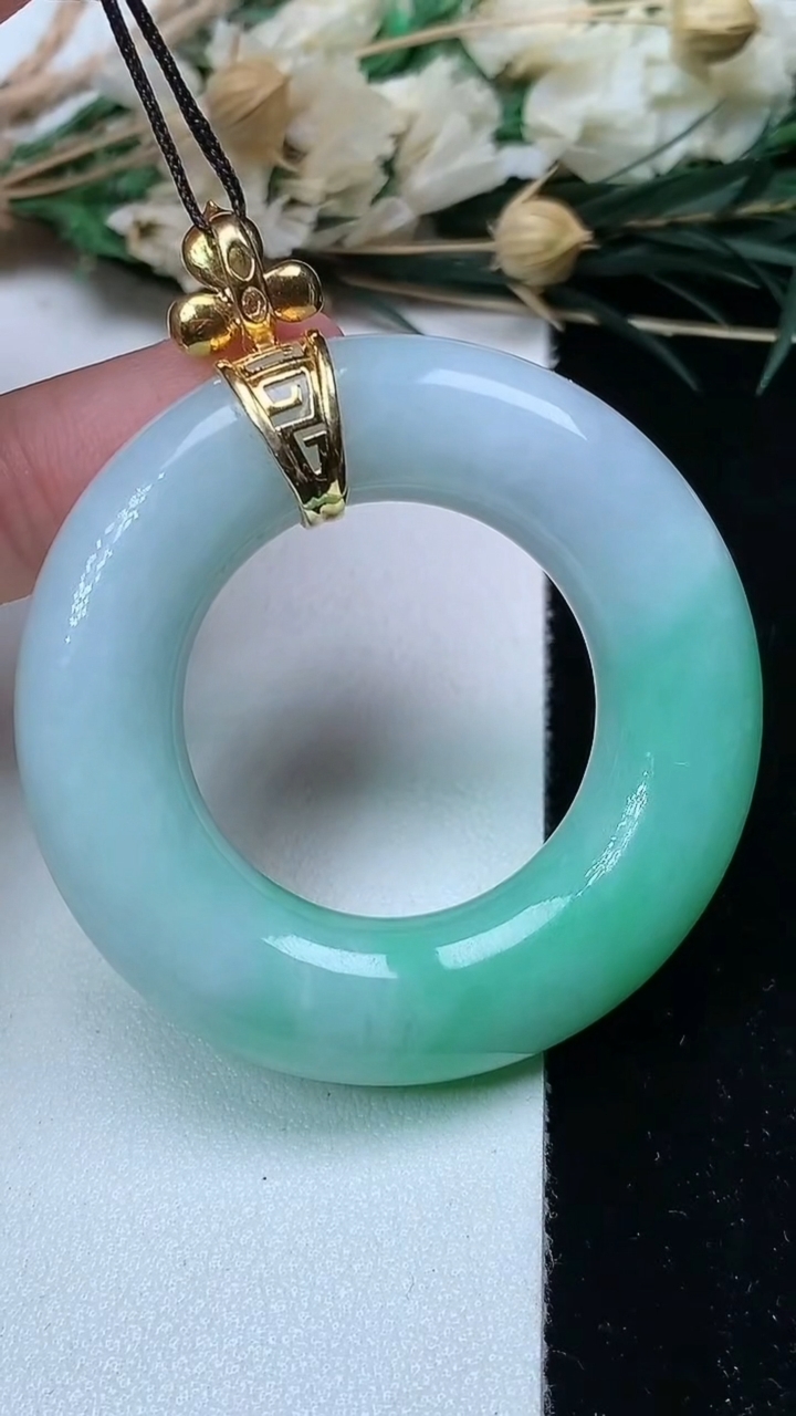 天然A货翡翠平安环吊坠，尺寸44-9.6，重量:29.23g
7月17日
