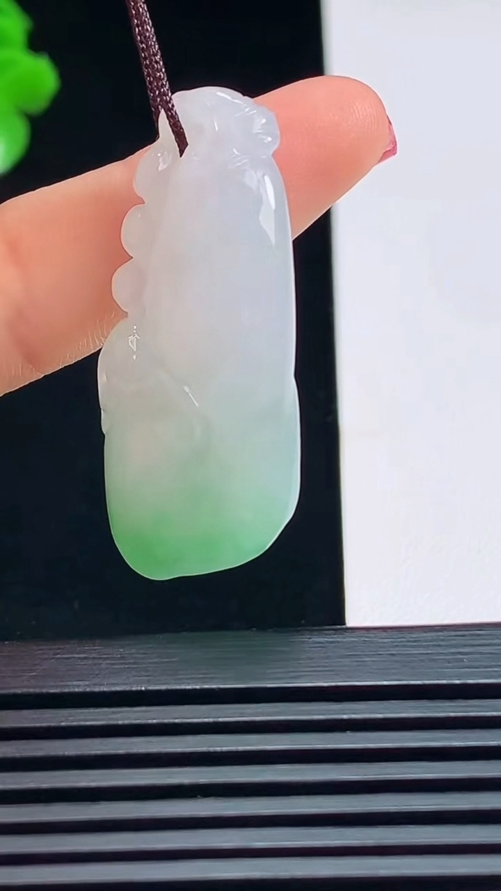 天然A货翡翠玉兰花吊坠，尺寸38-17-10 重量:10.13g
7月17日