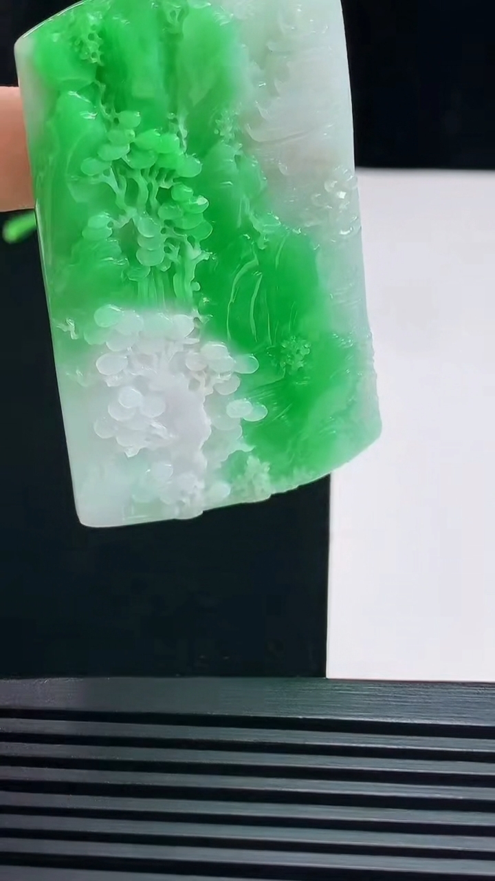 天然A货翡翠山水牌吊坠，尺寸64-40-5.5 重量:33.59g
7月17日