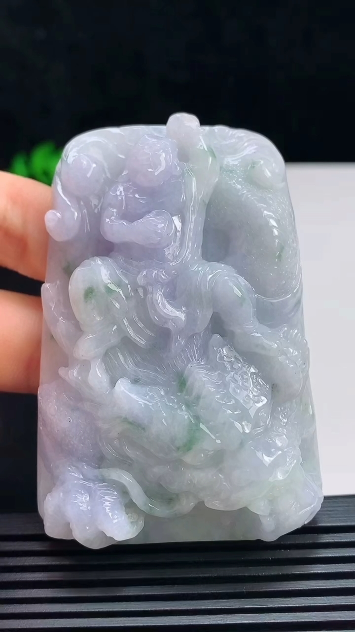 天然A货翡翠紫罗兰 飘花御龙达摩吊坠，尺寸68.5-45.8-15 重量:87.89g
7月17日