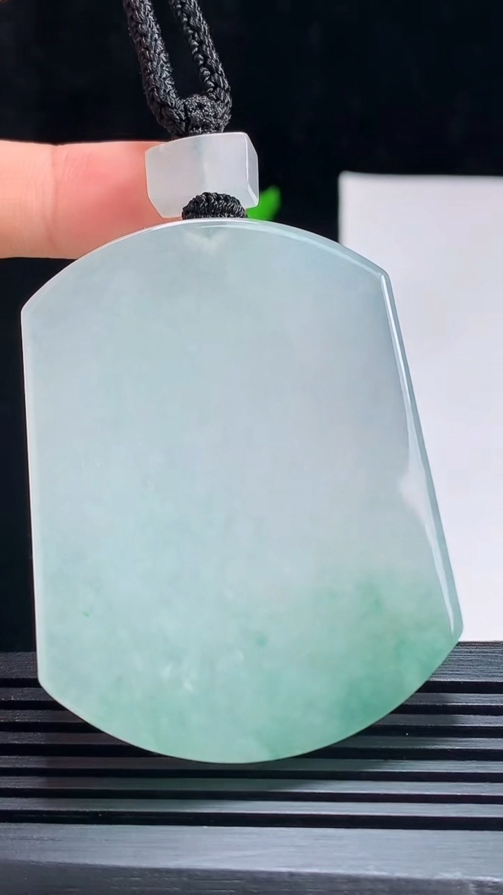 天然A货翡翠飘花无事牌吊坠，尺寸53.6-41-5.8 重量:42.77g
7月17日