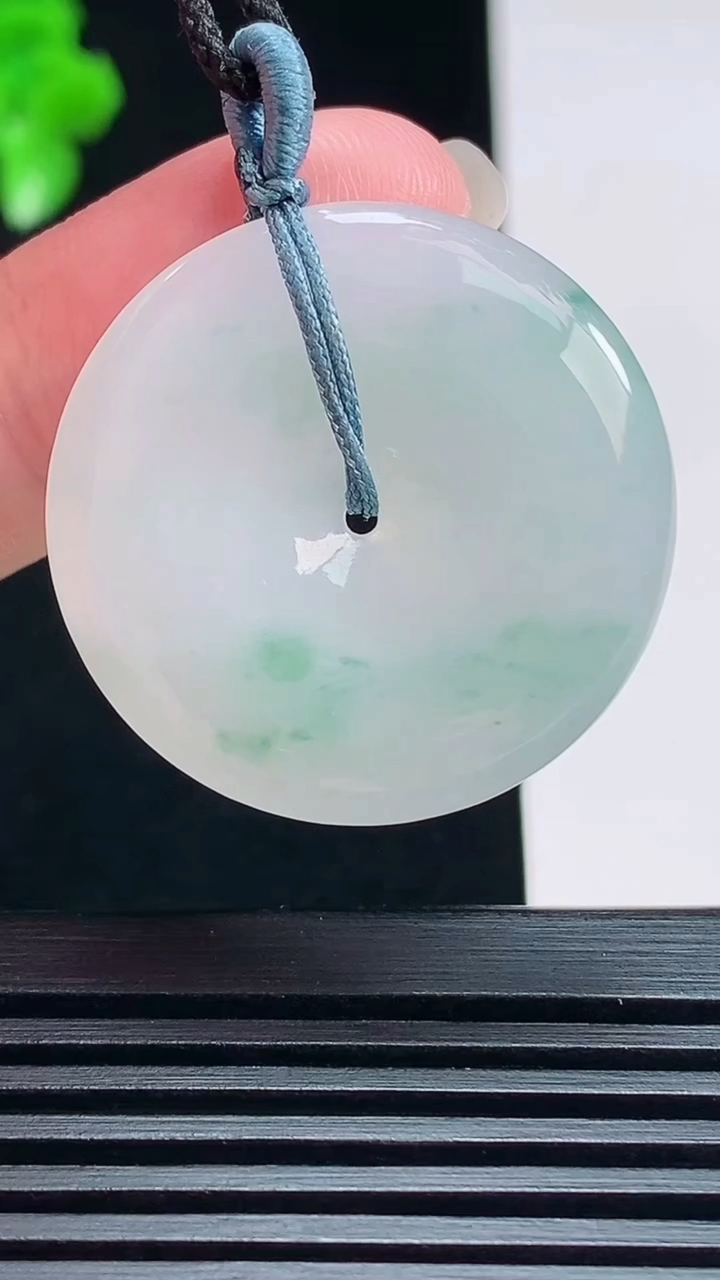 天然A货翡翠平安扣吊坠，尺寸29.5-5 重量:9.00g
7月17日
