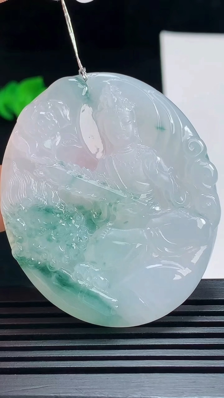 天然A货翡翠冰种飘花文殊菩萨吊坠，尺寸51-43-5.2 重量:26.83g
7月17日