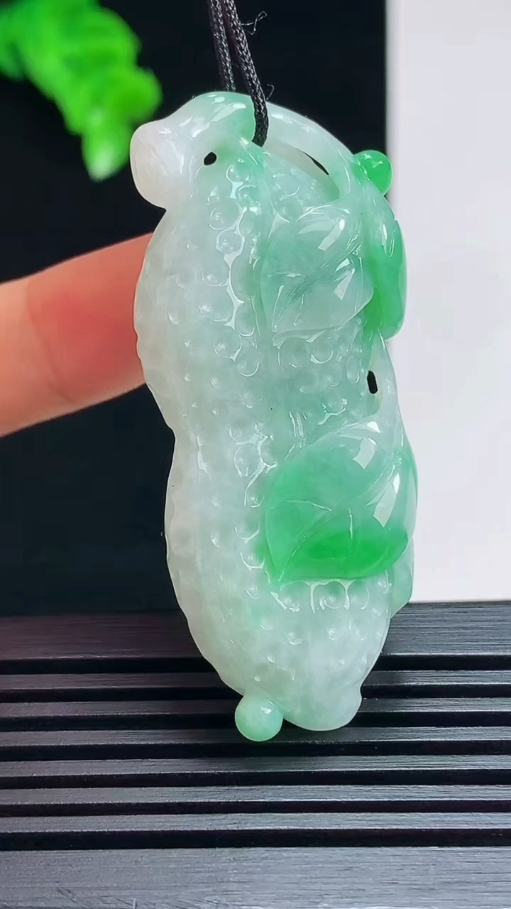 天然A货翡翠花生吊坠，尺寸50.6-22-12 重量:21.83g
7月17日