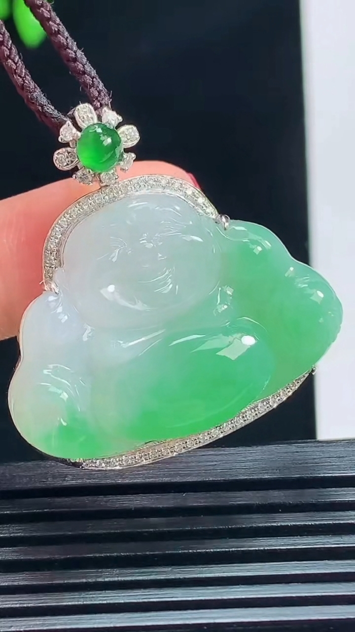 天然A货翡翠佛公吊坠，尺寸32-31-8.6，裸石21-31 重量:8.80g
7月17日