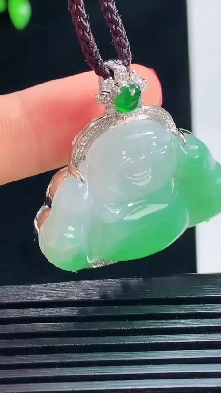 天然A货翡翠佛公吊坠，尺寸32-31-8.6，裸石21-31 重量:8.80g
7月17日