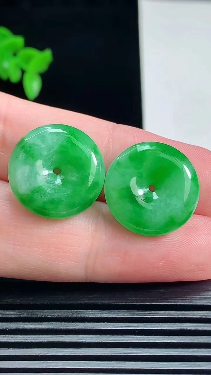 天然A货翡翠平安扣吊坠一对，尺寸18-5.2 重量:7.61g
7月17日