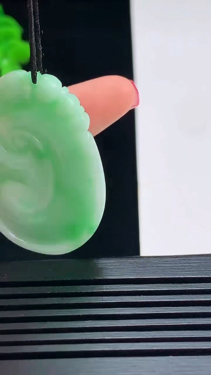 天然A货翡翠如意吊坠，尺寸38.6-25.5-6.6 重量:12.35g
7月17日