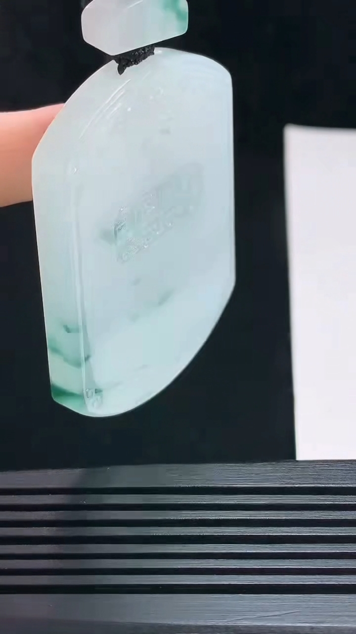 天然A货翡翠种飘花仿古无事牌吊坠，尺寸53-39.8-5.6 重量:39.19g
7月17日