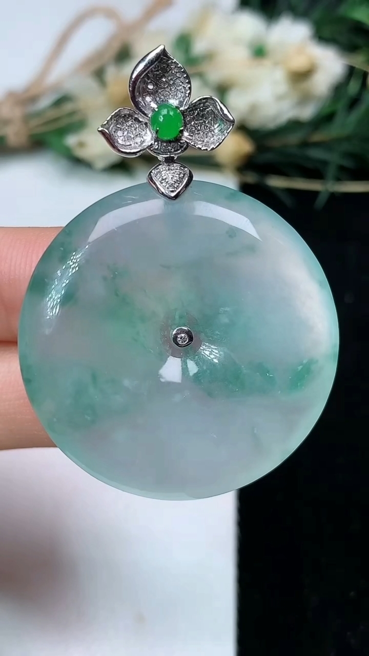 天然A货翡翠飘花平安扣吊坠，尺寸33-5.9，重量:14.31g
7月17日