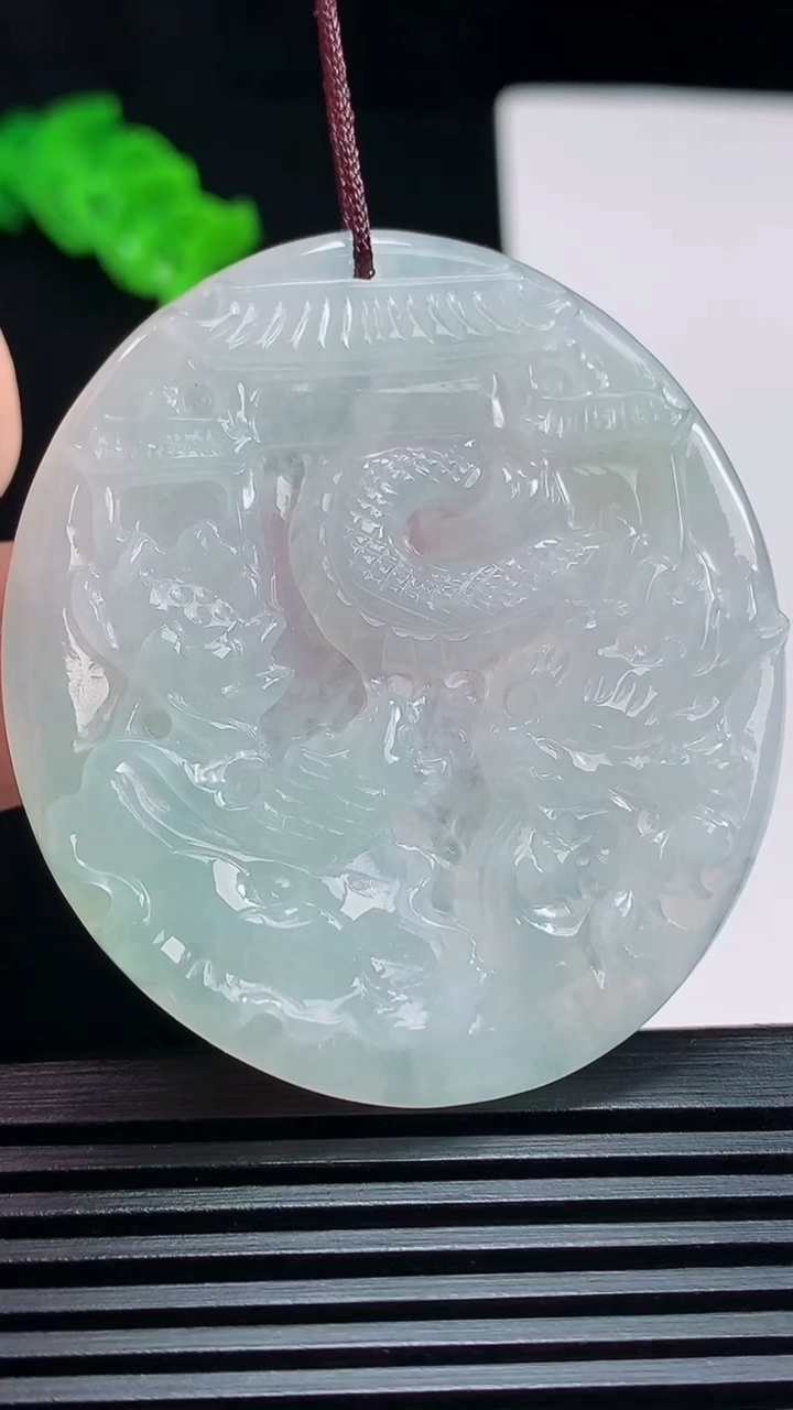天然A货翡翠龙牌吊坠，尺寸49-44.6-4.3 重量:19.68g
7月17日
