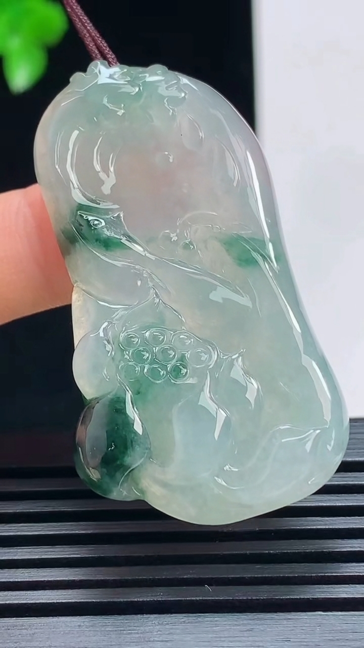 天然A货翡翠飘花和和美美 荷叶鱼吊坠，尺寸45.5-25.5-5.5 重量:12.18g
7月17日