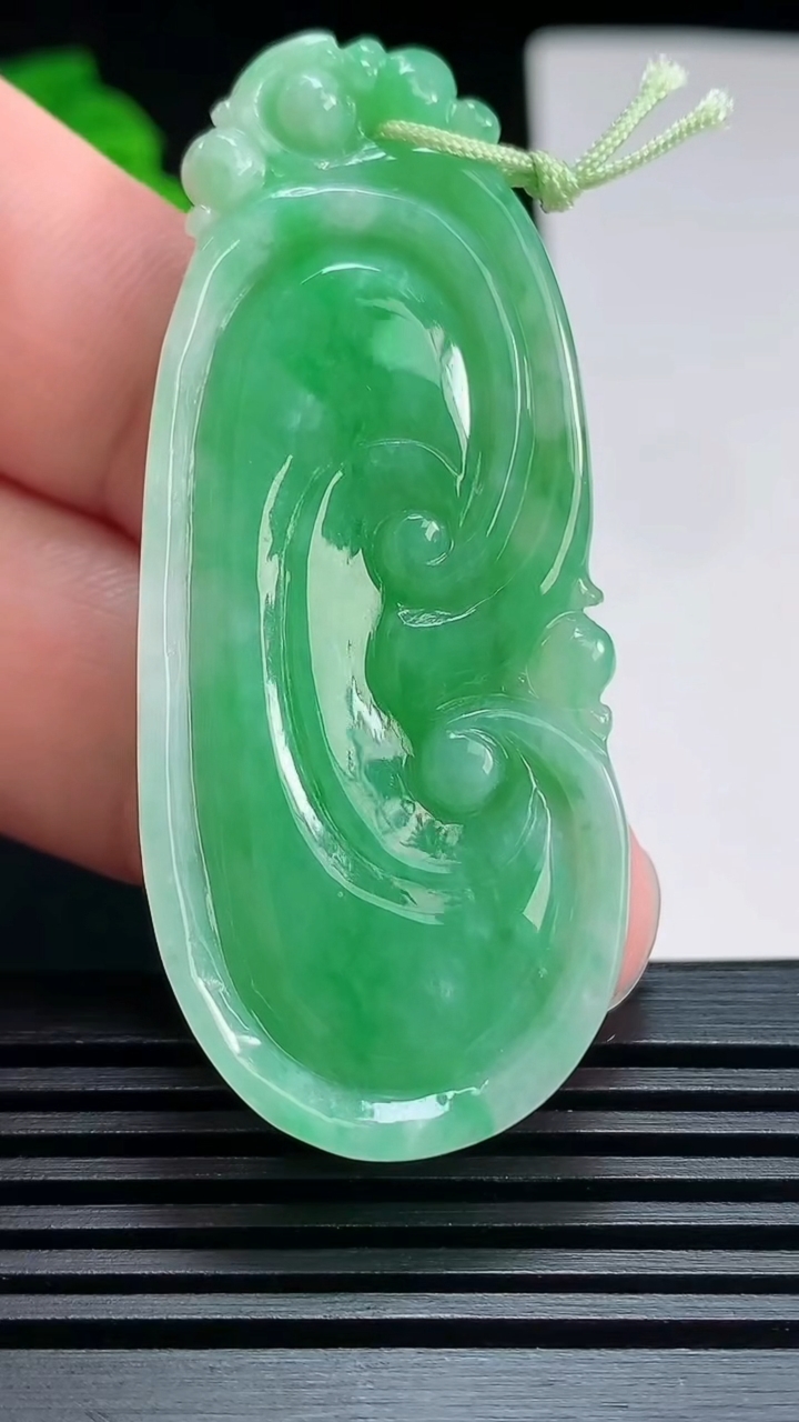 天然A货翡翠如意吊坠，尺寸57.6-23.6-6.3 重量:14.71g
7月17日