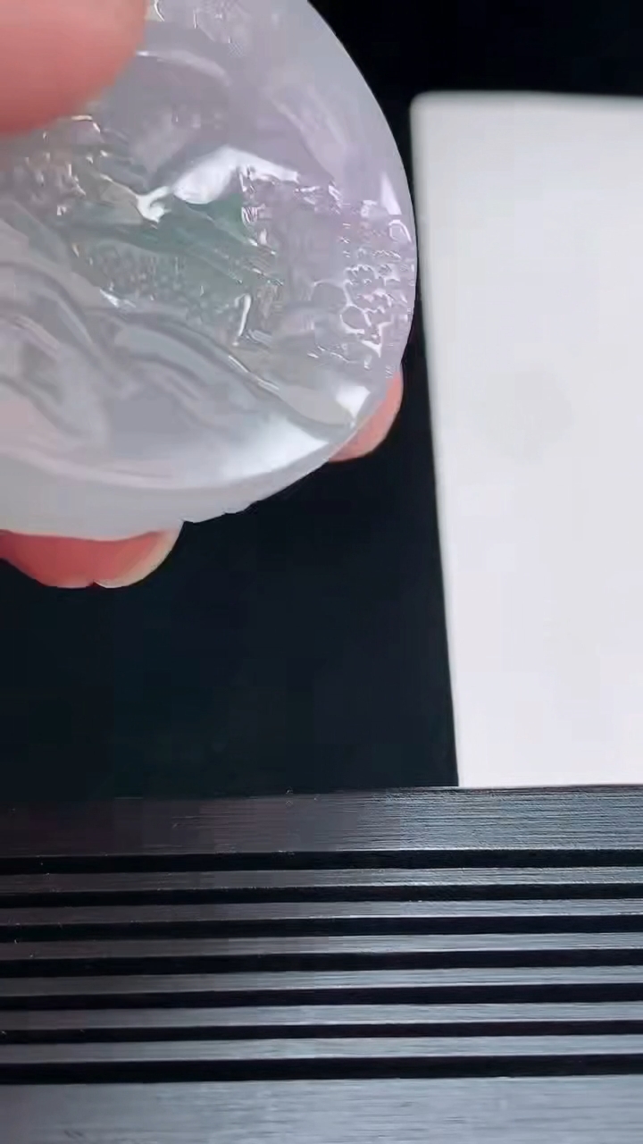 天然A货翡翠紫罗兰 飘花山水牌吊坠，尺寸46.7-12 重量:52.77g
7月17日
