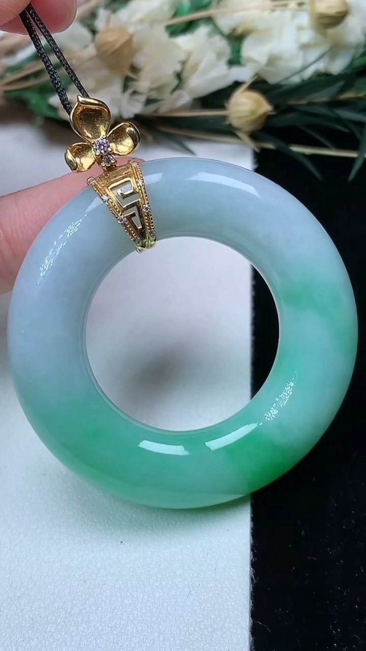 天然A货翡翠平安环吊坠，尺寸44-9.6，重量:29.23g
7月17日