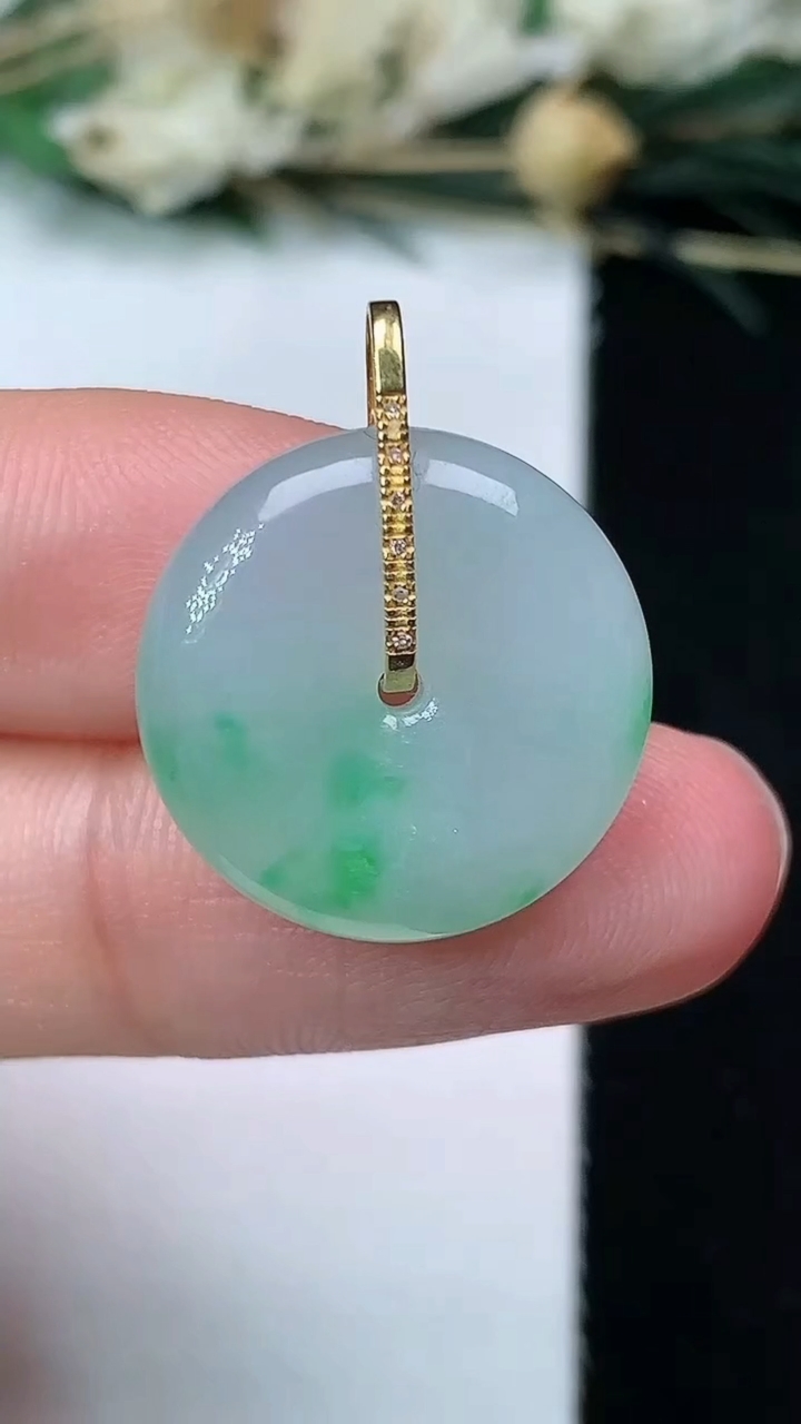 天然A货翡翠平安扣吊坠，尺寸18-5.3，重量:4.00g
7月17日