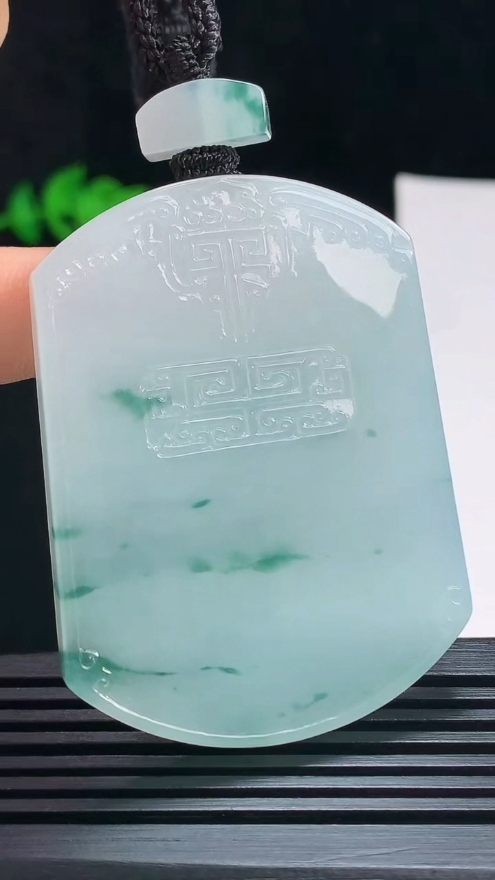 天然A货翡翠种飘花仿古无事牌吊坠，尺寸53-39.8-5.6 重量:39.19g
7月17日
