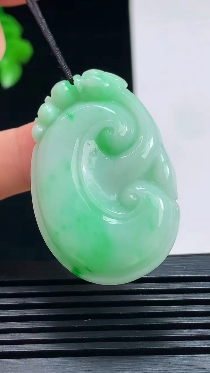 天然A货翡翠如意吊坠，尺寸38.6-25.5-6.6 重量:12.35g
7月17日