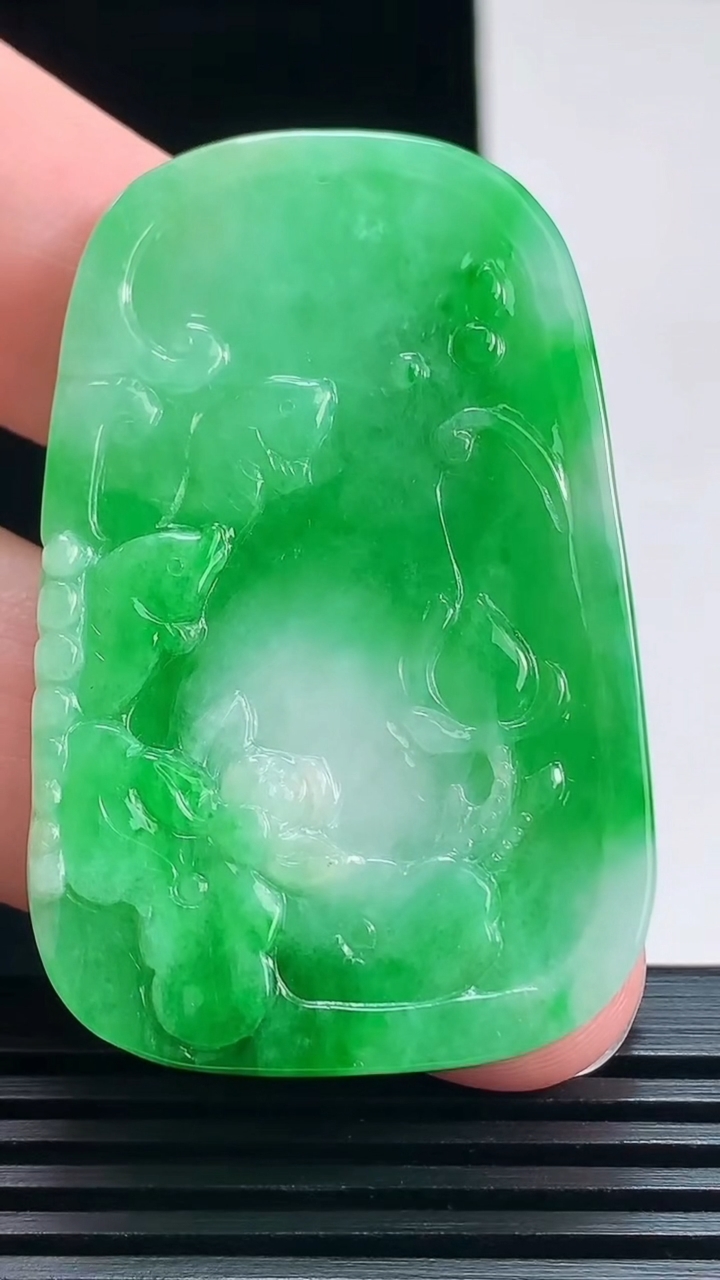 天然A货翡翠呱呱来财 荷花吊坠，尺寸50-31.6-5.2 重量:18.81g
7月17日