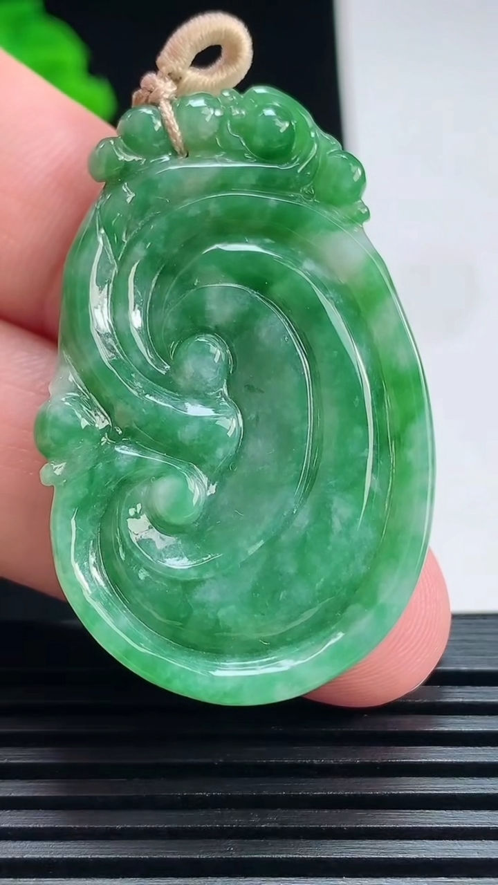 天然A货翡翠如意吊坠，尺寸43.6-28-5.2 重量:11.45g
7月17日