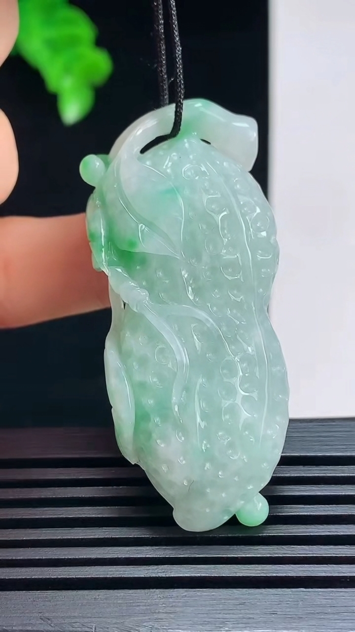 天然A货翡翠花生吊坠，尺寸50.6-22-12 重量:21.83g
7月17日