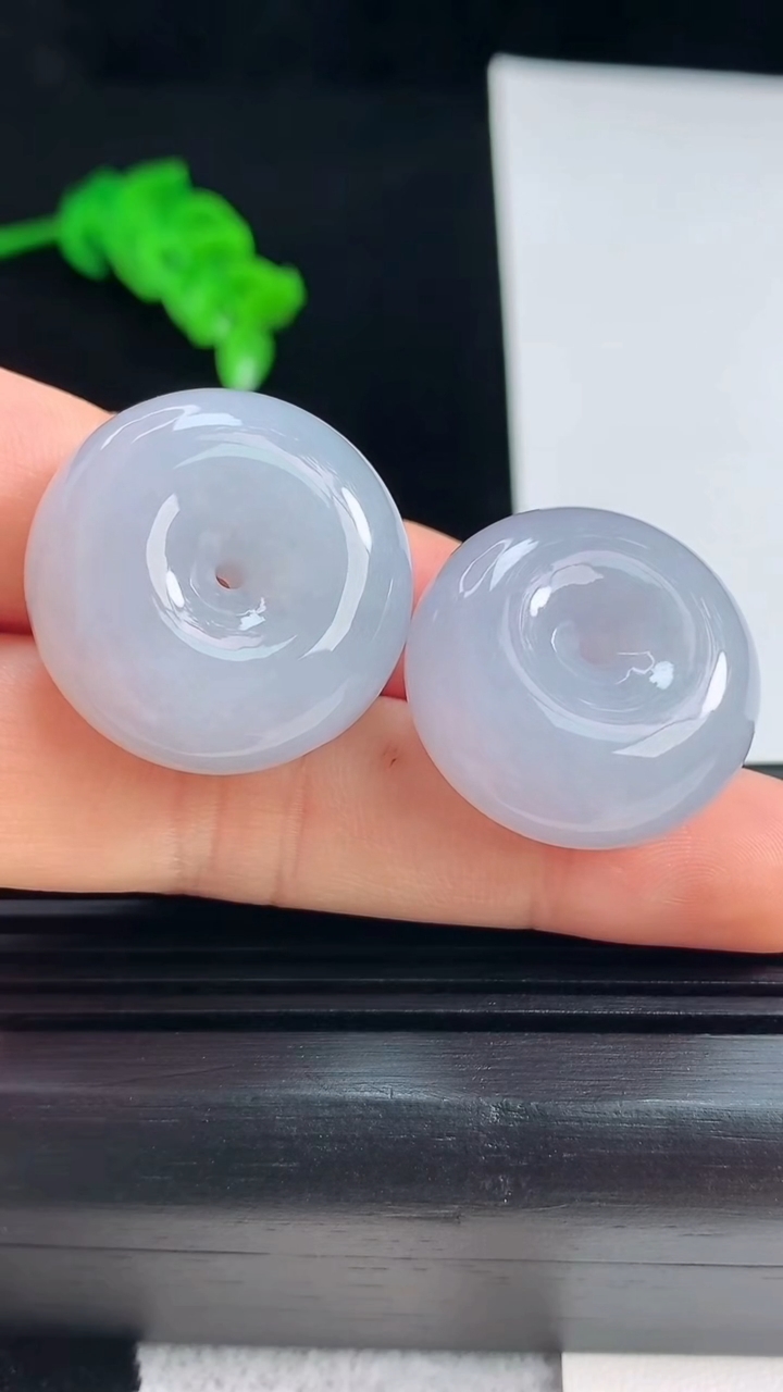 天然A货翡翠紫罗兰平安扣吊坠一对，尺寸23-11.2 重量:28.35g
7月17日