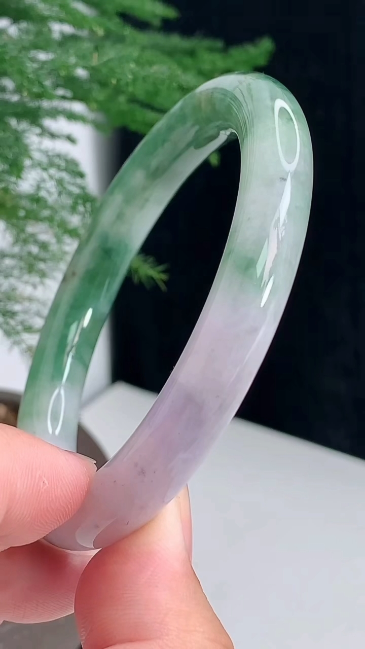圈口56-57翡翠a货春带彩 飘绿圆条手镯尺寸57-10 重:51.88g  h1177月17日