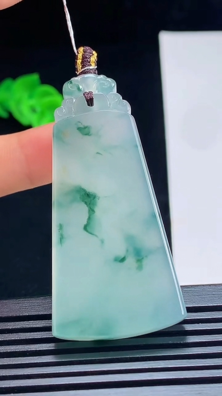 天然A货翡翠种飘花无事牌吊坠，尺寸48-25-6 重量:20.00g
7月17日