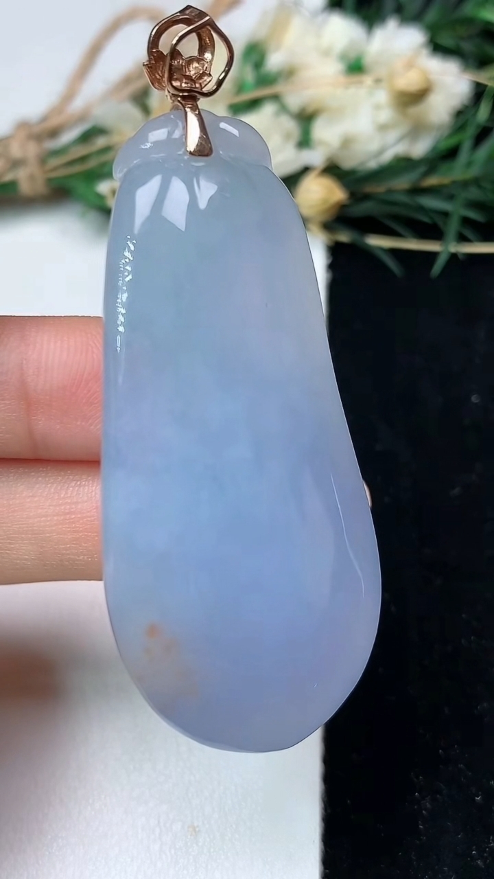 天然A货翡翠k金紫罗兰福瓜吊坠，尺寸54.8-25.6-13.5，重量:31.99g
7月17日