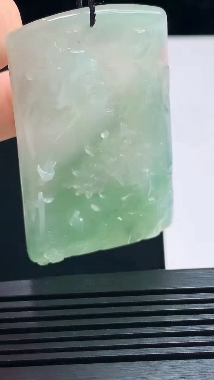 天然A货翡翠山水牌吊坠，尺寸56-34.5-6.5 重量:29.02g
7月17日