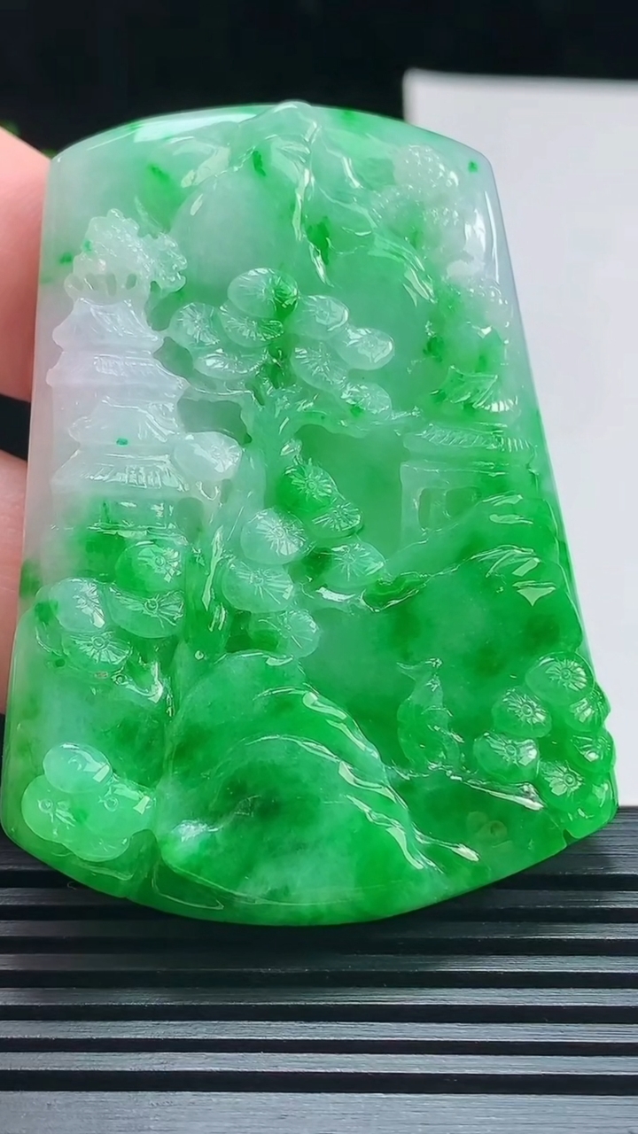 天然A货翡翠山水牌吊坠，尺寸60.5-44.5-6.6 重量:38.47g
7月17日