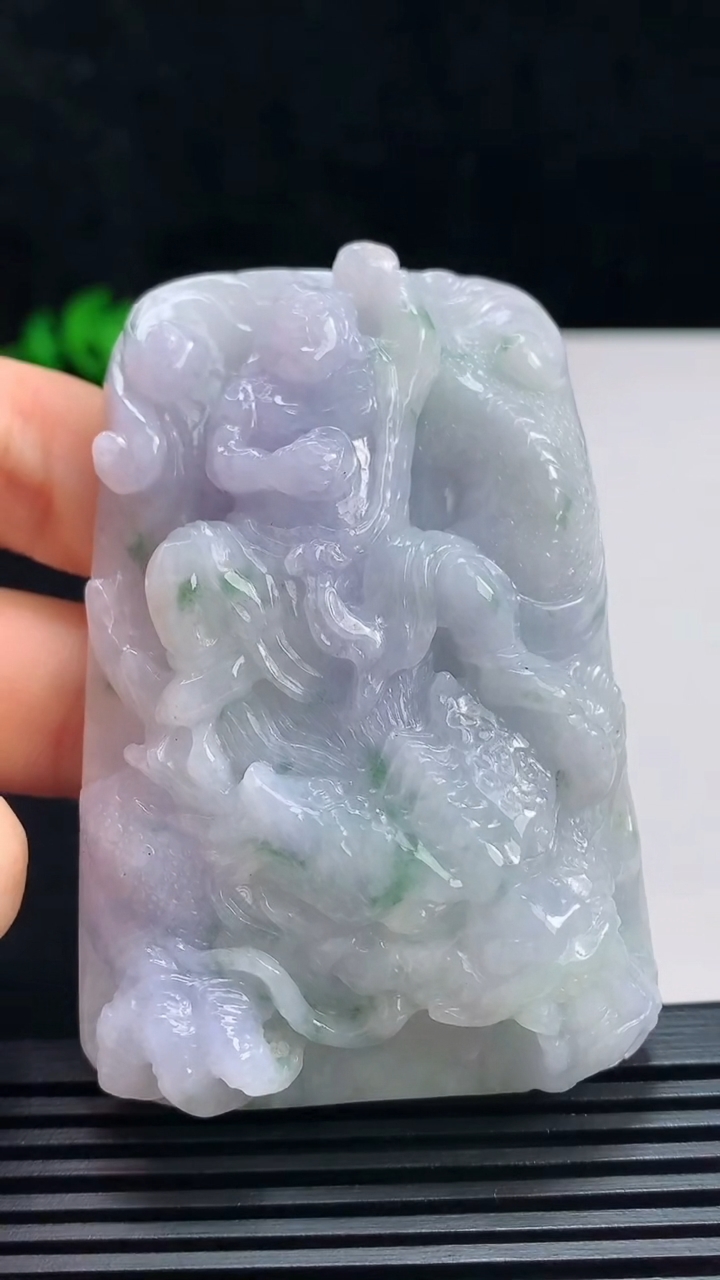 天然A货翡翠紫罗兰 飘花御龙达摩吊坠，尺寸68.5-45.8-15 重量:87.89g
7月17日
