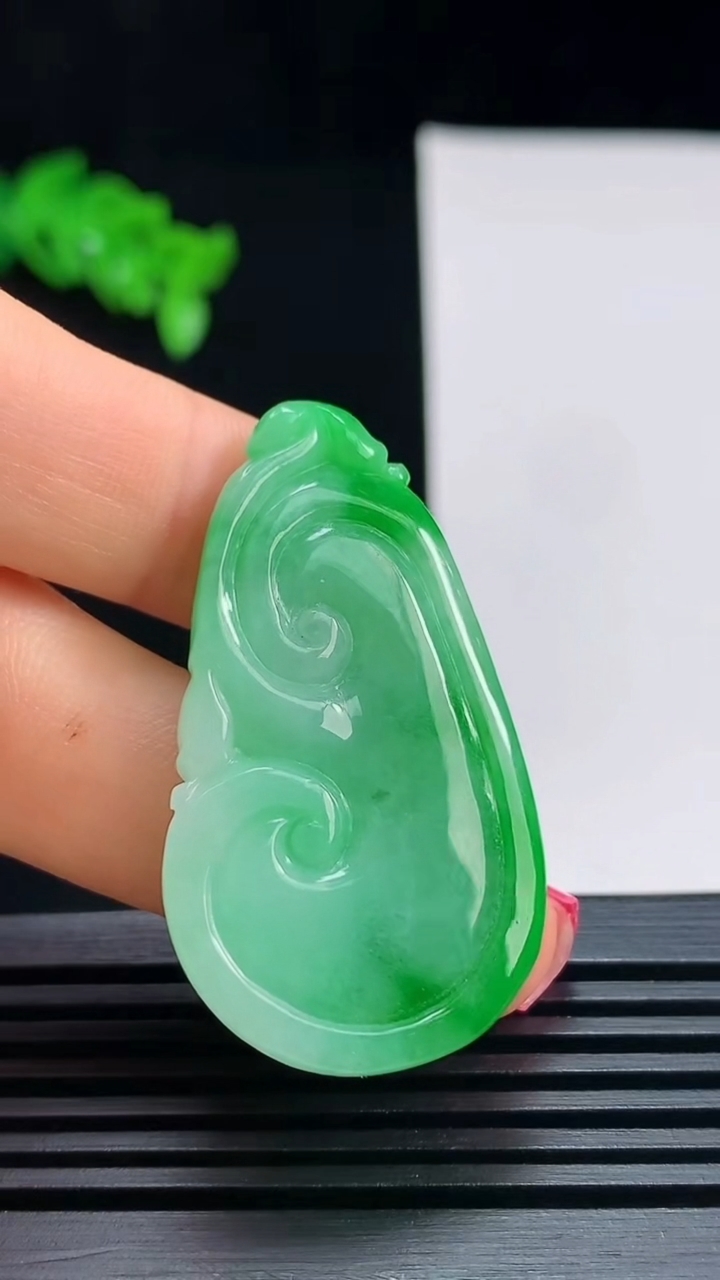 天然A货翡翠如意吊坠，尺寸40.6-22.6-5.6 重量:10.38g
7月17日