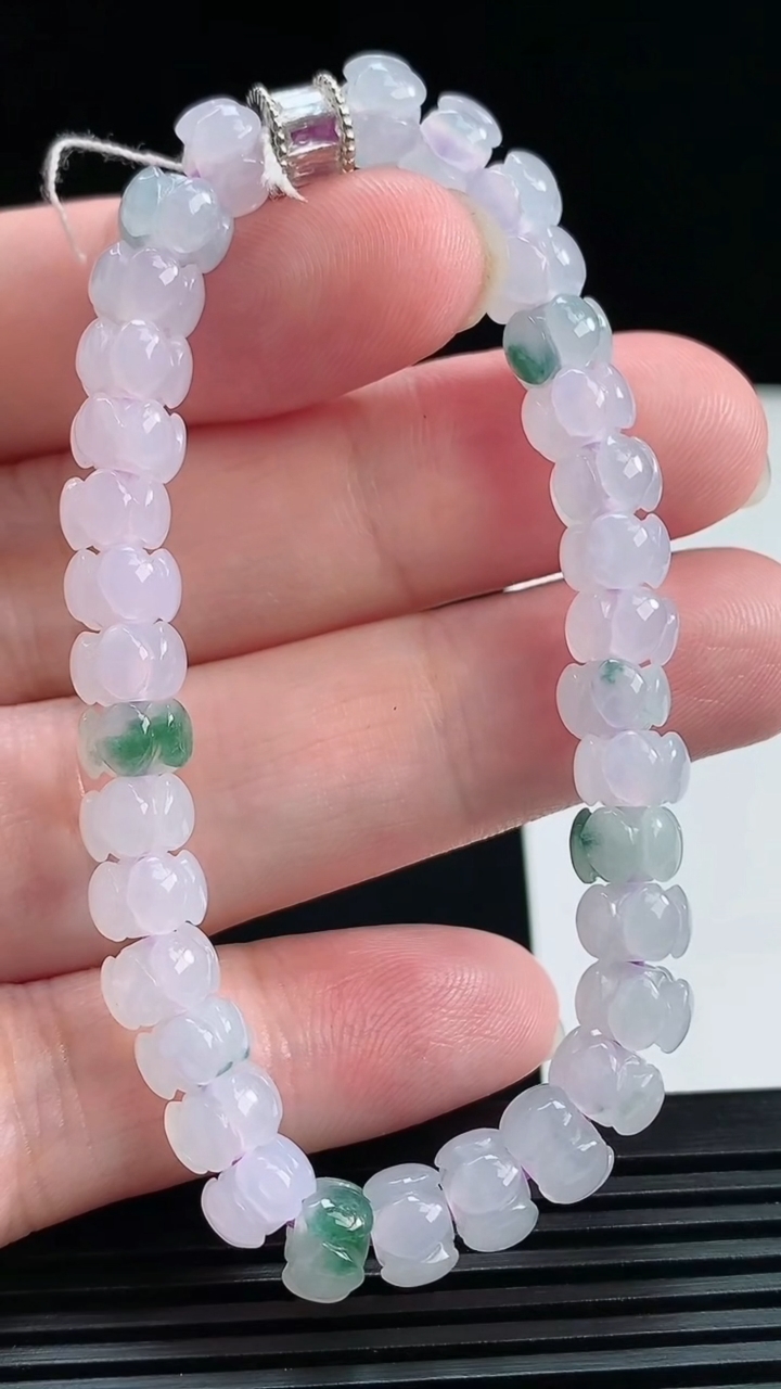 天然A货翡翠飘花莲花手串，尺寸7-4.6 重量:15.76g7月17日
工厂直销收藏佳品,种好水足，
