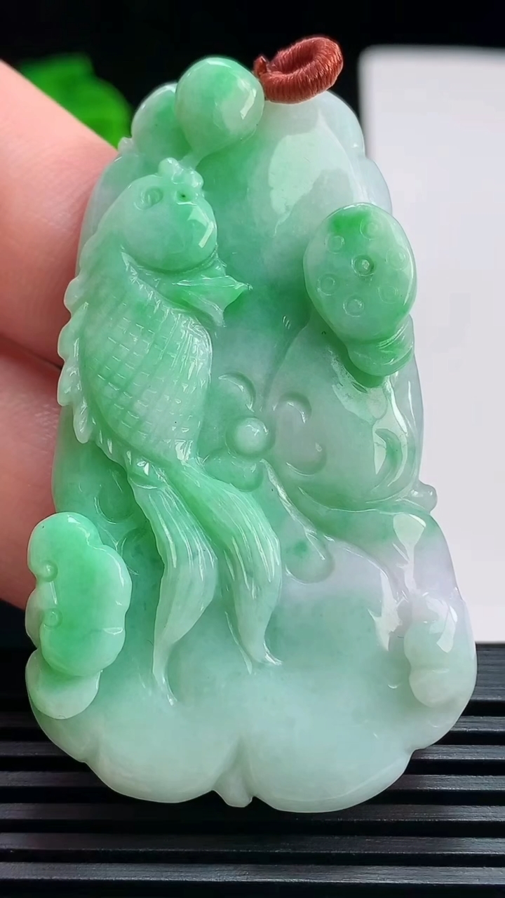 天然A货翡翠和和美美 荷叶鱼吊坠，尺寸56.5-33-5 重量:18.79g
7月17日