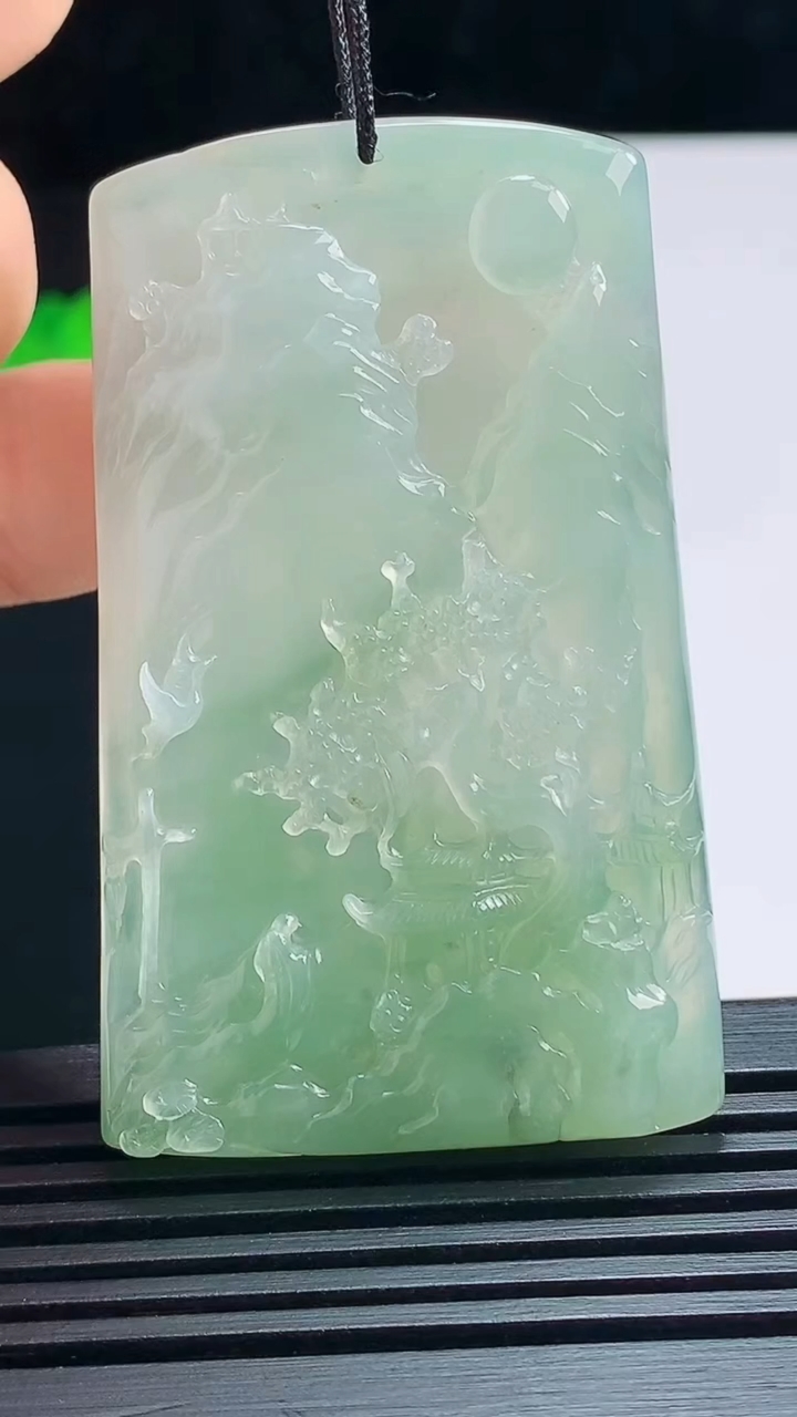 天然A货翡翠山水牌吊坠，尺寸56-34.5-6.5 重量:29.02g
7月17日