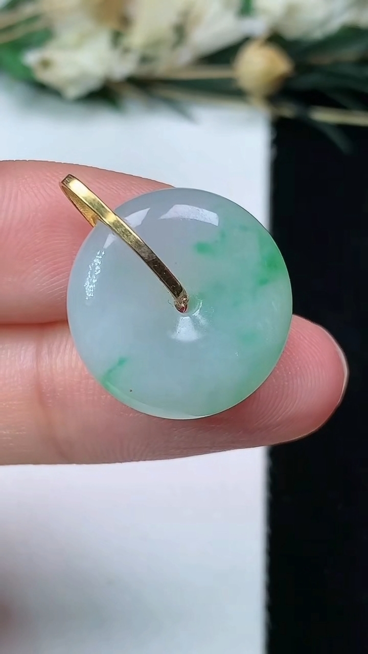 天然A货翡翠平安扣吊坠，尺寸18-5.3，重量:4.00g
7月17日