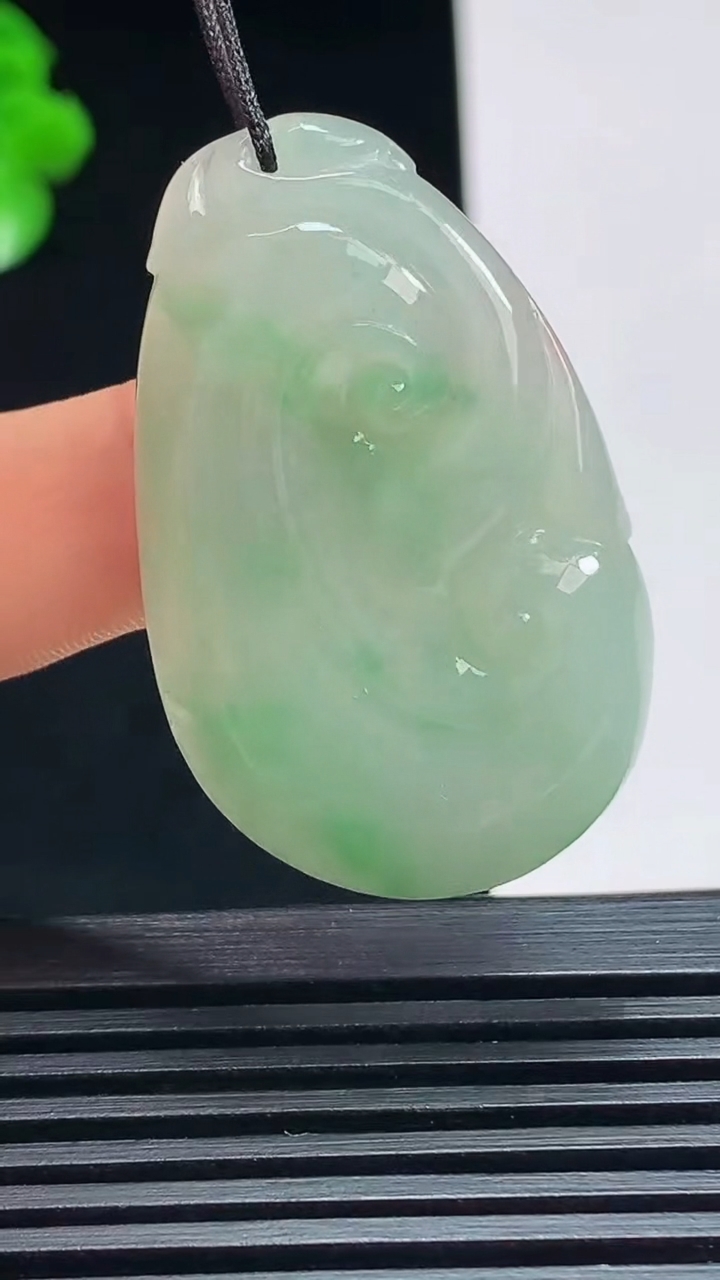 天然A货翡翠如意吊坠，尺寸39.5-25-5.8 重量:11.35g
7月17日