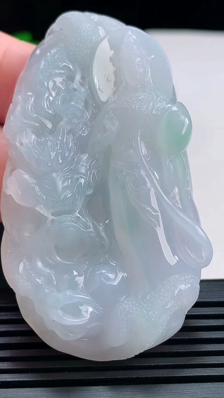 天然A货翡翠春带彩 紫罗兰祥龙观音吊坠，尺寸64-36.6-11.3 重量:53.44g
7月17日