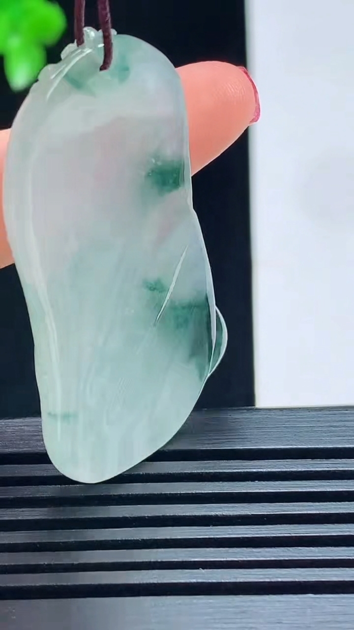 天然A货翡翠飘花和和美美 荷叶鱼吊坠，尺寸45.5-25.5-5.5 重量:12.18g
7月17日