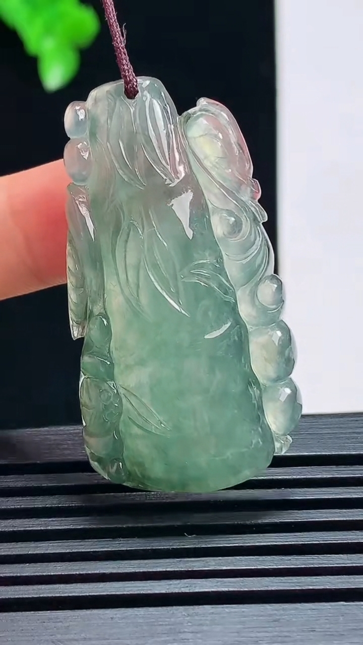 天然A货翡翠节节高升 竹节吊坠，尺寸41.5-22.2-6 重量:10.67g
7月17日