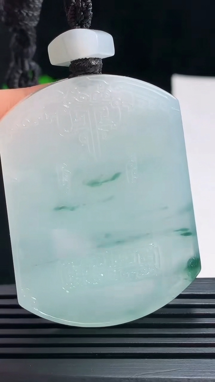 天然A货翡翠种飘花仿古无事牌吊坠，尺寸53-39.8-5.6 重量:39.19g
7月17日