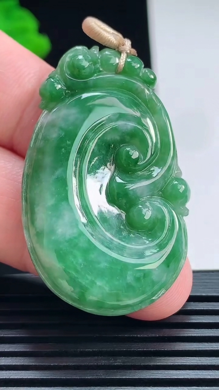 天然A货翡翠如意吊坠，尺寸43.6-28-5.2 重量:11.45g
7月17日