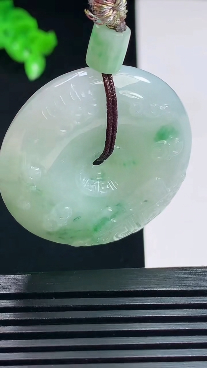 天然A货翡翠雕花平安扣吊坠，尺寸37-10 重量:28.13g
7月17日