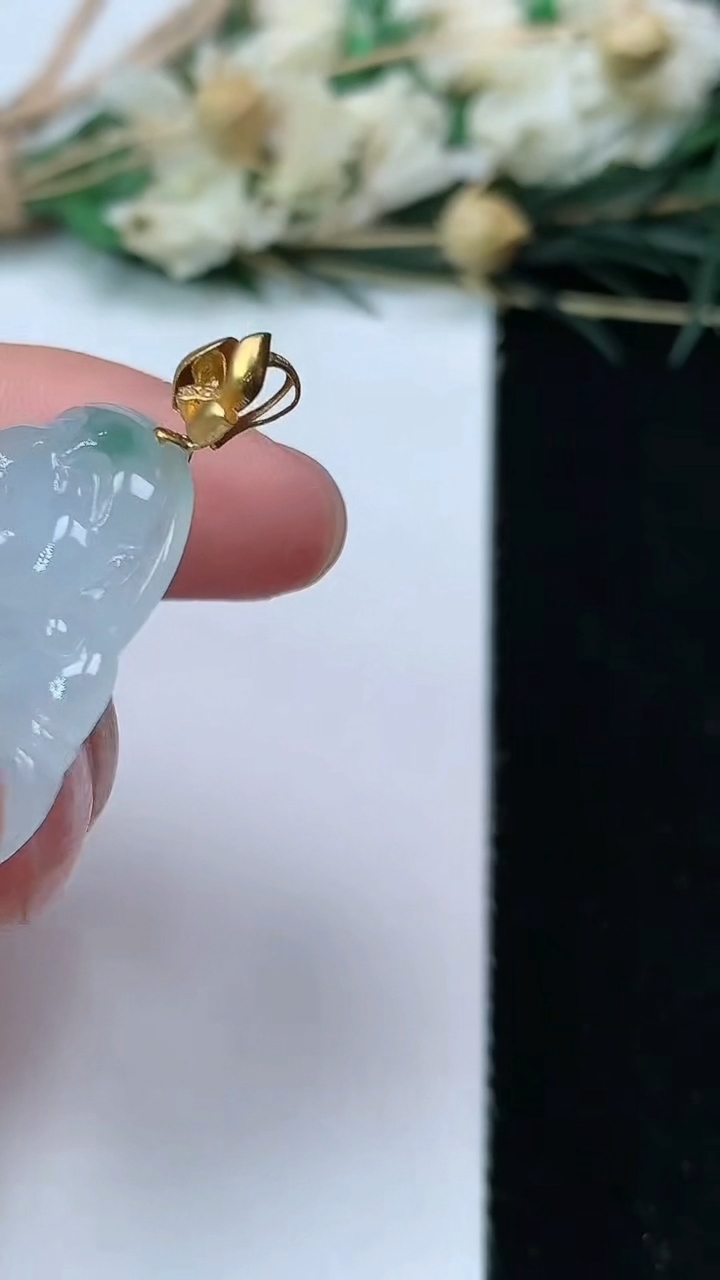 天然A货翡翠飘花佛公吊坠，尺寸26-30.6-5.4，重量:6.95g
7月17日