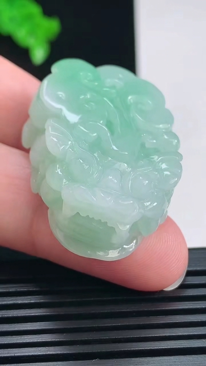 天然A货翡翠貔貅吊坠，尺寸44-26.8-13 重量:34.33g
7月17日