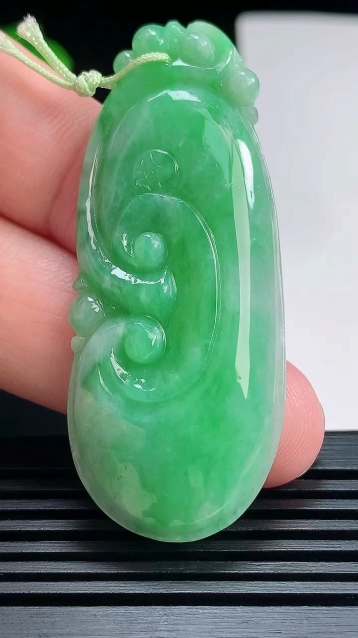 天然A货翡翠如意吊坠，尺寸57.6-23.6-6.3 重量:14.71g
7月17日